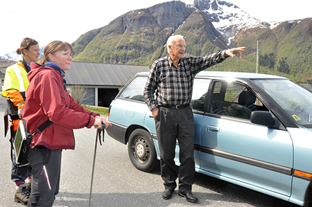 NGU-forskerne Lena Rubensdotter (t.v)  og Gro Sandøy lytter til lokalhistoriene fra Ola Tynes i Sykkylven.